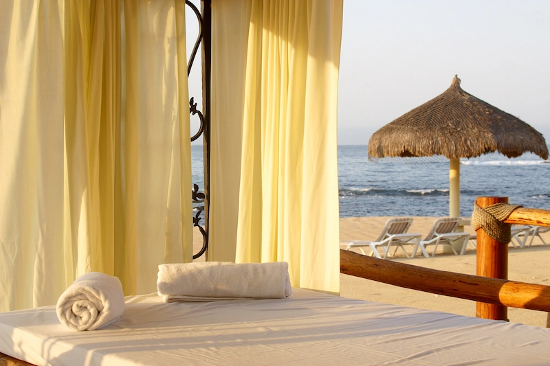 Los spas en Cabo San Lucas ofrecen un refugio de relajación y rejuvenecimiento, donde los visitantes pueden disfrutar de tratamientos indulgentes en un entorno sereno y lujoso.