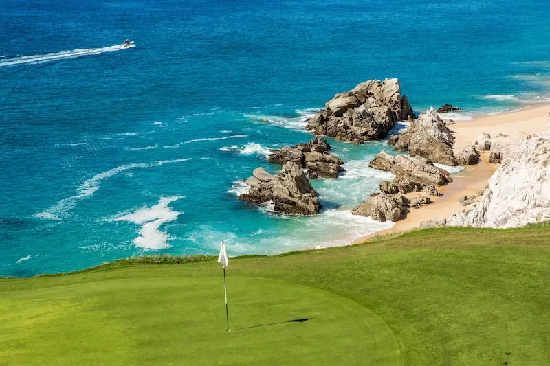 Embárcate en un viaje a través de los campos de golf de clase mundial, donde la belleza natural se combina con desafiantes hoyos para una experiencia excepcional en cada golpe.