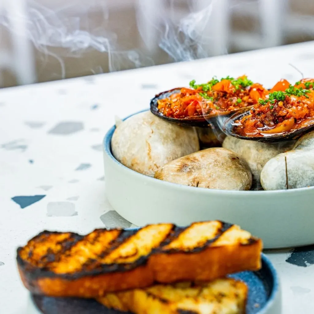 Nao Cabo es un restaurante en San José del Cabo que fusiona cocinas del Mediterráneo, Medio Oriente e ingredientes locales.