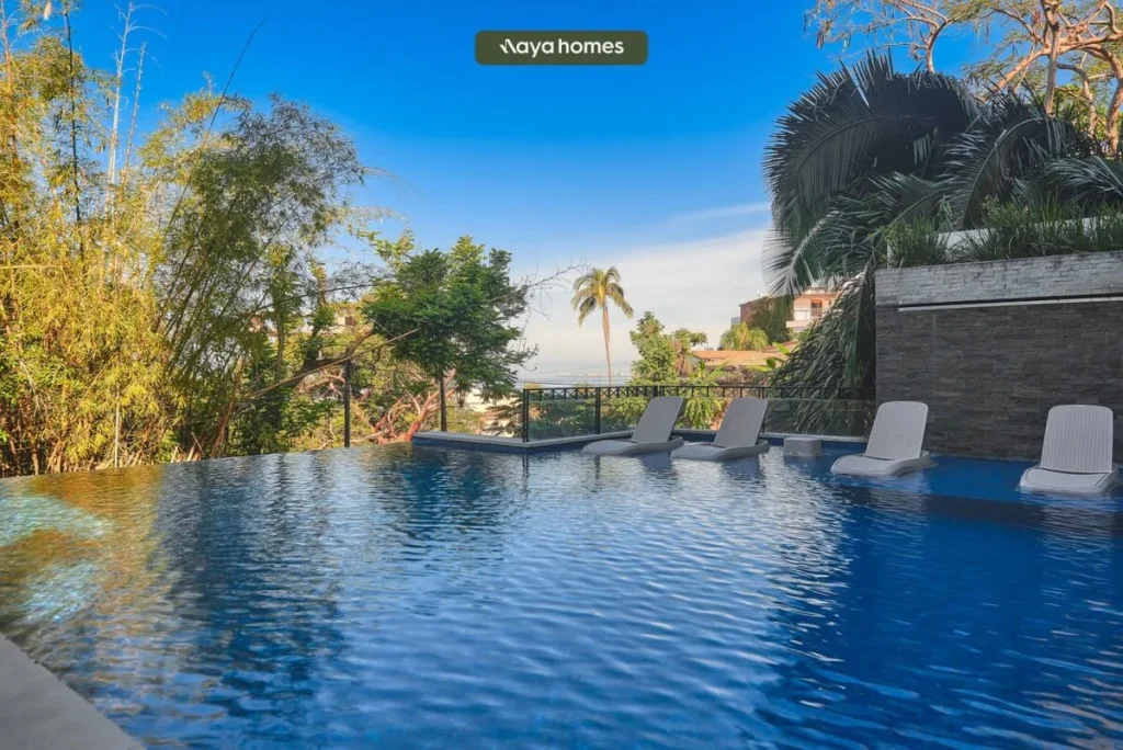 Loft Delfines en Conchas Chinas, Puerto Vallarta, un espacio de relajación entre jardines con el mar de fondo