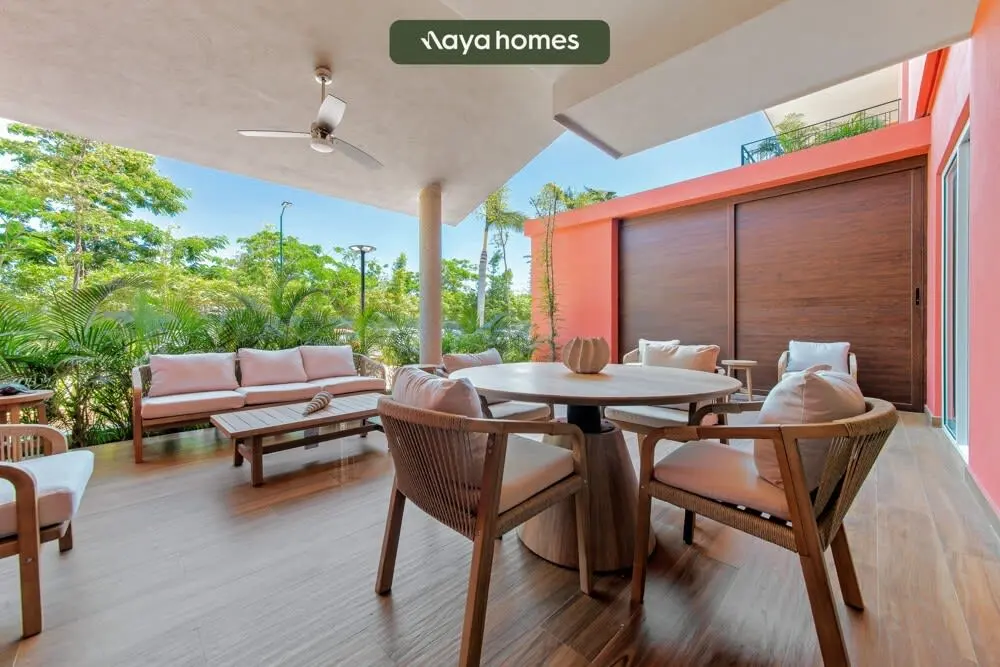 Las rentas vacacionales en Nuevo Vallarta ofrecen ventajas tipo amplios espacios privados, como esta terraza en uno de los departamentos de Naya Homes en D'Toscana.